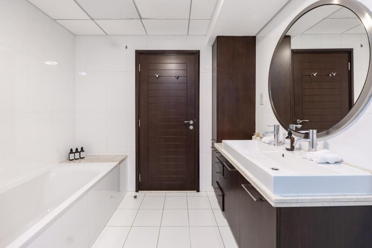 2 Bedroom Blvd 1 With Boulevard Views Apartment