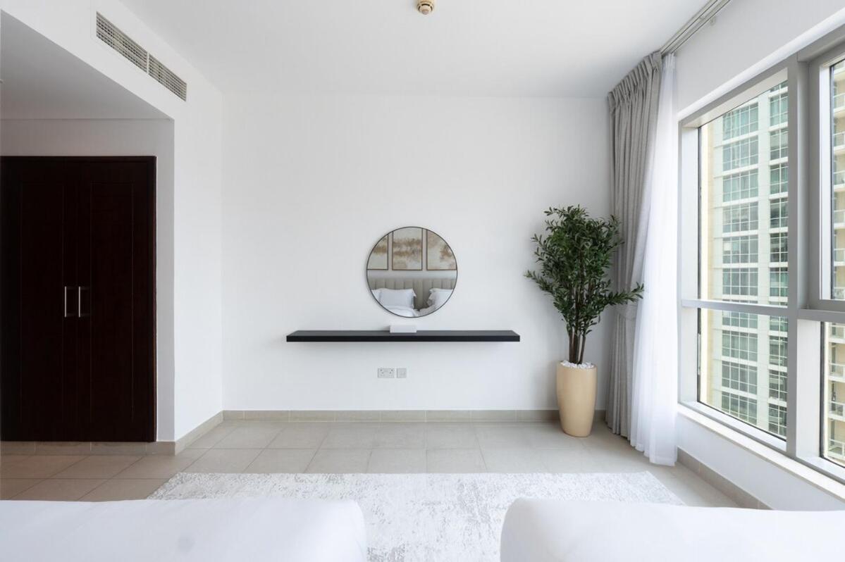 Apartment 2 Bedroom Blvd 1 With Boulevard Views *