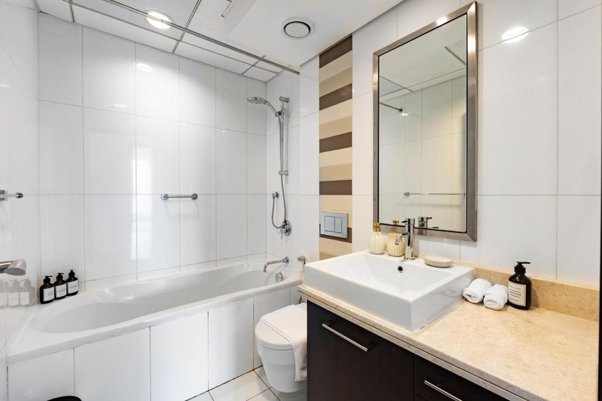 Apartment 2 Bedroom Blvd 1 With Boulevard Views *